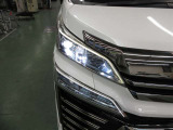 高輝度でしかも消費電力の少ないLEDをハイ、ロービームに採用。