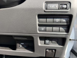 運転席右側には電動スライドドアのスイッチ、アイドリングストップのスイッチがります!