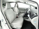 高いホールド性で運転姿勢が安定します。長距離ドライブでも疲れにくいのが魅力です。快適なドライビングライフをお送りください♪