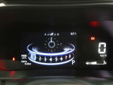 とっても見やすいメーターです。夜間時はラグジュアリーな気分にさせてくれる照明が魅力ですので、夜のドライブも楽しみになりますよ♪