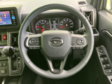 握りやすく、操作性の良いステアリング。スムーズなハンドリングで、運転の楽しさを追求できます。