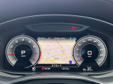 スピードメーターなどの運転に必要な計器とともに、オーディオ・電話の操作画面などを表示。レイアウトはステアリングスイッチで切り替えでき運転に集中しながら必要な情報を瞬時に得ることが可能。