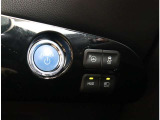 『1台』のお車に対して、3名体制で日々議論を重ね仕入れを行っております。