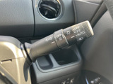 操作しやすいウインカーレバーで、安全な車線変更をサポートします。直感的に操作できる配置です。