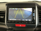 【バックカメラ】運転が苦手な方も車庫入れラクラクです!ギアをリバースに入れれば自動的に切り換わりますので、面倒な操作は不要です♪狭い駐車場もお車を傷つけず安心ですね!