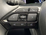 運転中、オーディオの操作をしてて、ハッとしたことはありませんか?ステアリングスイッチは、運転中でもハンドルでオーディオの操作が可能です。安全なドライブをサポートします。