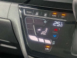 オートエアコンで温度を設定するだけで快適な車内環境を維持することができます!