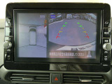ギアを『R』に入れるとナビ画面に、まるで雲の上から覗いているような映像が映り、駐車をサポートしてくれます。