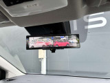ルームミラーには、上から丸見えアラウンドビューモニターが写るので駐車が苦手な方には便利な装備になりますね♪