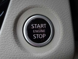 【プッシュスタート】キーが車内にあれば、エンジンの始動・停止はブレーキを踏んでスイッチを押すだけ!キーを取り出す手間を省き、ワンプッシュで操作するので簡単でスムーズ!