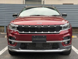 Jeepの象徴7スロットグリルがインパクトあります。フロントに障害物センサーを標準装備しております。
