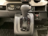 CVT車のセレクトレバーです。低速から高速まで、変速ショックのないスムーズな走りを実現するとともに、エンジン効率のよい領域を維持することで燃費にも貢献します。