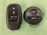 スマートキーを装備しています。鍵を差し込むことなくドアロックの開け閉めと、スタートボタン操作でのエンジンスタートができます。加えて、純正リモコンエンジンスターター用の操作キーもついています。
