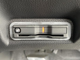 【ETC】有料道路を利用する際に料金所で停止することなく通過できる、ETC車載器(ノンストップ自動料金収受システム機器)が装備されています。セットアップを行うことで利用可能になります。