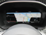 運転に必要な情報をグラフィカルに表示し、少ない視線移動で瞬時に認識できる先進的な液晶メーター。こちらはナビゲーション情報と連携する「地図画面」になります。