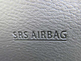 運転席側にSRS二-エアバックシステムを採用 万一の際の安全性を高めました