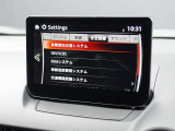 こちらのお車には先進安全装備が多数搭載されています。衝突被害を回避あるいは軽減するためのブレーキや、後方死角からの接近警報、車線逸脱を防止する警報装置など、詳しくはスタッフまでお尋ねください。