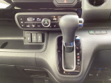 運転席周辺のスマートなレイアウトが、操作のしやすさを実現。快適なドライブをサポートします。パーキングブレーキはフットブレーキタイプです。