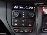 運転席からも手が届きやすく、操作しやすい空調コントロールパネル。オートエアコンなので操作の煩わしさが無くオールシーズン快適にドライブできます。快適空間で運転に集中できますね。