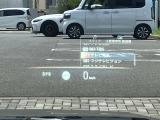 人気のヘッドアップディスプレイ!現在の車速、ナビゲーション・システムによるルート案内の矢印表示、チェック・コントロール、前車接近警告など、さまざまな情報をドライバーの視界内に直接表示いたします!