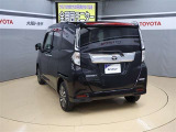 ハッチバックなので、バックドアは上に開きます♪大きな荷物の出し入れがしやすくなります。便利ですよ♪