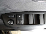 パワーウィンドウスイッチで運転席から全席の窓の開閉ができます。