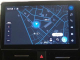 ディスプレイオーディオ(コネクティッドナビ対応)PLUS搭載。T-Connectご契約で2027年9月まで無償で利用できるナビ(期限到来後は有償)と、解約後も利用できる車載ナビが搭載されています。