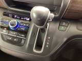 インパネシフトを採用しているので、前席の足元も広々としています。運転席と助手席の行き来もスムーズです!