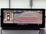 狭い場所での駐車やすれ違いなどでより的確な運転操作に役立つ360&deg;ビューモニターが装備されています。
