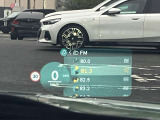 人気のヘッドアップディスプレイ!現在の車速、ナビゲーション・システムによるルート案内の矢印表示、チェック・コントロール、前車接近警告など、さまざまな情報をドライバーの視界内に直接表示いたします!