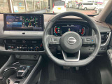 使いやすく安全な操作性と良好な視界を実現した運転席!