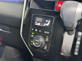 【オートエアコン】「AUTO」スイッチを押すだけで、冷暖房の切り替えや風量、吹き出し口の調整などを自動で行います。