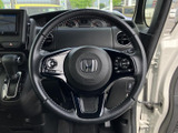 握りやすいステアリングは、長距離運転でも疲れを軽減します。オーディオ操作やハンズフリー通話も可能で、快適なドライブをサポートします。