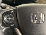 ステアリングスイッチがついていますので、オーディオのチャンネル変更、ボリューム、ジャンル変更が操作可能です。ハンドルから手を離さず安全に操作できます。