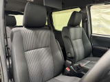 高いホールド性で運転姿勢が安定します。長距離ドライブでも疲れにくいのが魅力です。