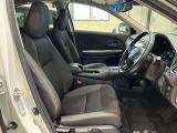 操作性とデザイン性を兼ね備えた運転席となっております。