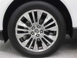 19インチアルミホイール(スーパークロームメタリック塗装)が装着されています。タイヤサイズ225/55R19