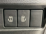 両側パワースライドドアを採用しており、運転席から簡単に開閉操作が可能です。駐車場や狭い場所でも扱いやすく、乗車時・降車時の負担を軽減します。