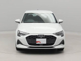 スポーティさと落ち着いた印象が同居したフロントマスク。LEDヘッドライト付き