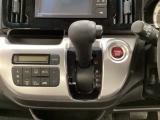 CVT車のセレクトレバーです。低速から高速まで、変速ショックのないスムーズな走りを実現するとともに、エンジン効率のよい領域を維持することで燃費にも貢献します。