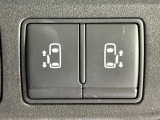 【両側パワースライドドア】スマートキーや運転席のスイッチで後席両側スライドドアの開閉が可能♪電動だから力を入れてドアを開ける必要が無く、小さなお子様でも簡単に開け閉めでき快適です♪