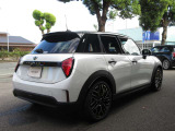 BMW・MINI認定中古車には2年間または1年間の無料保証を付帯。ご購入後も安心して、BMW・MINIならではの走りをお楽しみいただけます。