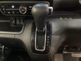 CVT車のセレクトレバーです。低速から高速まで、変速ショックのないスムーズな走りを実現するとともに、エンジン効率のよい領域を維持することで燃費にも貢献します。