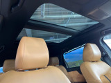 【パノラマルーフ】大型のガラスルーフ搭載で車内の解放感が一気にアップ!開放的なドライブをお楽しみいただけます。