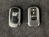 スマートキーを装備しています。鍵を差し込むことなくドアロックの開け閉めと、スタートボタン操作でのエンジンスタートができます。ボタン操作でトランクが開けられる電動テールゲートのボタンもついています。