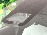 【プリクラッシュセーフティ】前方の車両等を検知し、衝突しそうな時は警報で注意を促し、ブレーキを踏む力をサポート。ブレーキを踏めなかった場合は衝突被害軽減ブレーキが作動、衝突回避をサポートします。