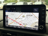 目的地へのルートをわかりやすく表示。渋滞情報も確認できるので、スムーズな移動をサポートします。遠出の計画もこれなら安心ですね。