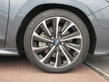 右前 18インチアルミホイール タイヤサイズは、225/45R18です。「*ホイールロックナットは展示用です」