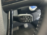 前方の車との車間を設定し、スピードを上げたり緩めたりを自動で行ってくれる追尾式の「レーダークルーズ」。上級装備の一つです!高級車にしかつかない嬉しい機能です。
