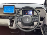 運転席まわりです。 各操作スイッチは使いやすい位置に配置されてます。